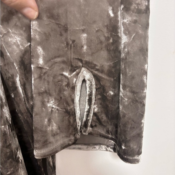 ANDREE BY UNI Velvet detailed Embroidered Blouse - Picture 5 of 6